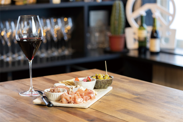 The Local Apres Wine Bar | ニセコワイン&ダイン